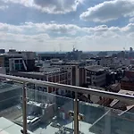 Winners Of 2025 Traveller Award, Elegant Two Bedroom City Central Apartment With Netflix & Wifi